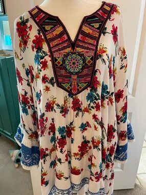 Boho Embroidered Floral V-Neck Tunic Top - White with Red & Blue